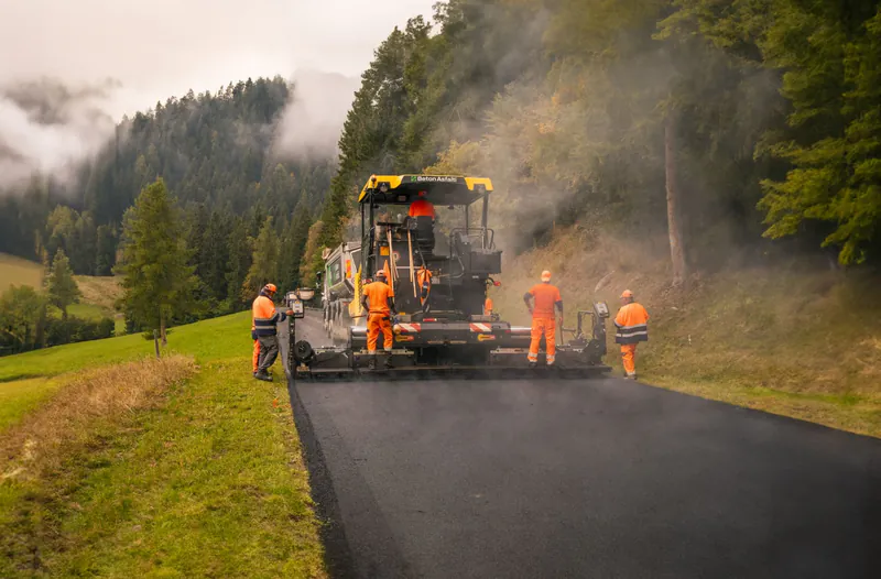 La squadra di Beton Asfalti posa l’asfalto su una strada di montagna