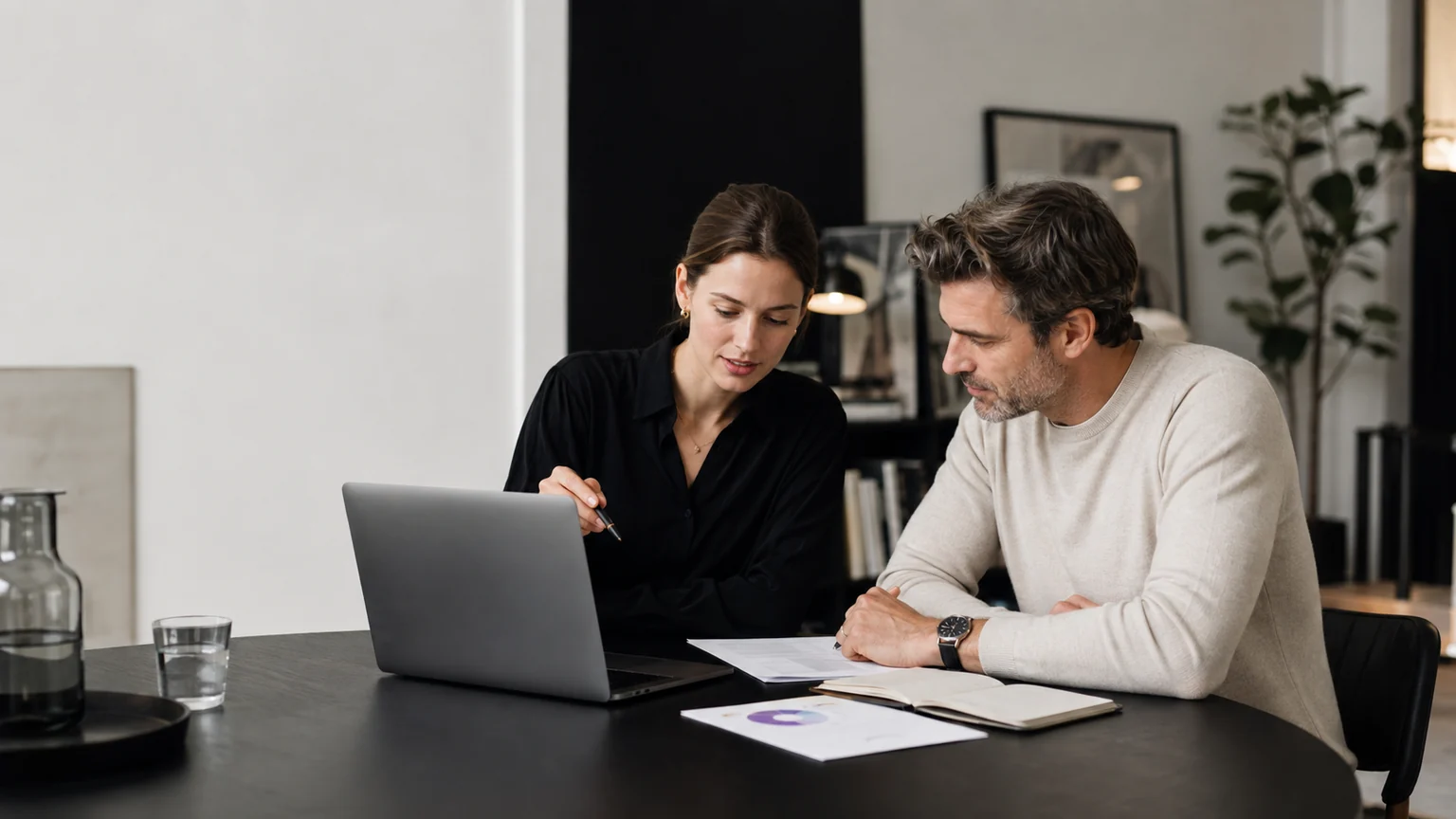 Een advertentiespecialist en ondernemer plannen een Google Ads-budget rond waardevolle conversies