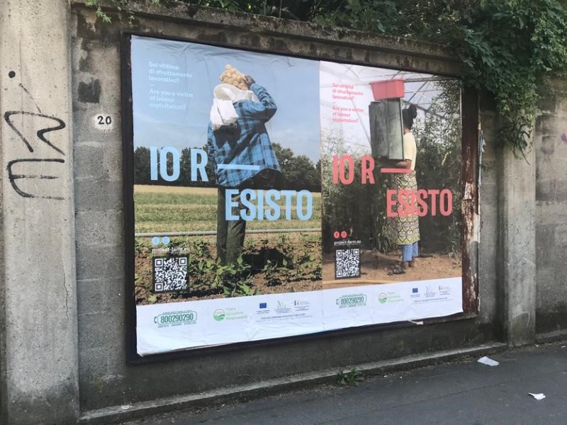 Posters van de campagne Io R-Esisto tegen arbeidsuitbuiting in een reclamevitrine op straat