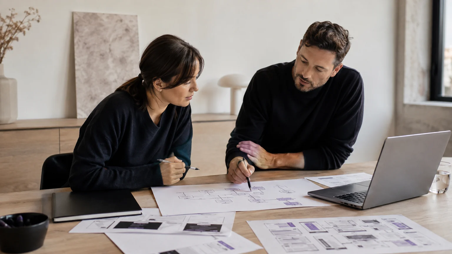 Een webteam maakt een raming op basis van inhoud, ontwerp en technische eisen