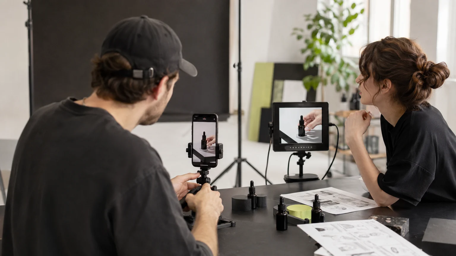 Una content creator e un consulente strategico progettano idee pubblicitarie per TikTok