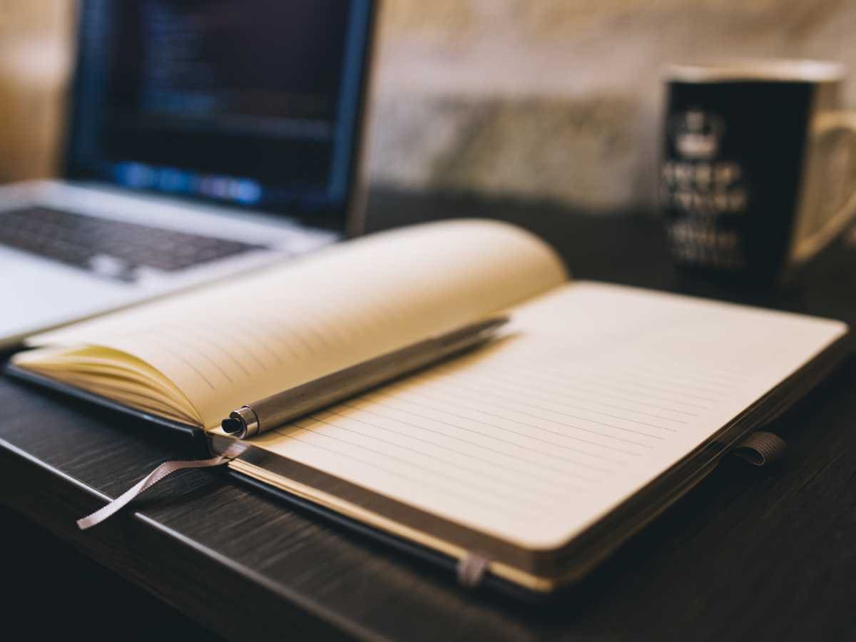 agenda e laptop per SEO copywriting